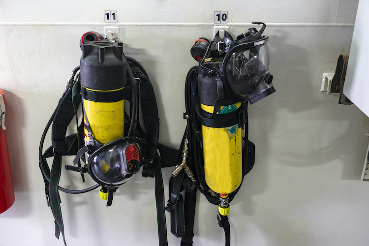 MSMWHS216 Operate breathing apparatus